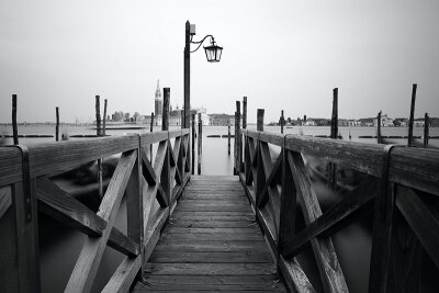 Черно-белые фотообои Венецианский причал